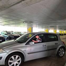 Benji, unser Gentleman, half einer jungen Französin beim Auto parken😂