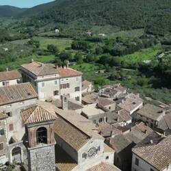 ..es sind nur wenige Schritte bis zur Villa🚐 am Fuße des Ortes🇮🇹