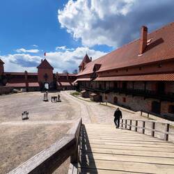 Im großen Innenbereich der Burg mit den charakteristischen Rundtürmen + dem Vorturm in der Mitte.