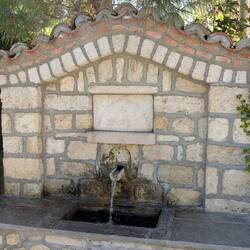 Der Brunnen mit dem Spruch