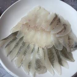 Dazu bestellte ich noch ein Sashimi mit verschiedenen Weissfischen.