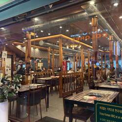 Ein Koranisches BBQ-Restaurant, jeder Tisch hat seinen eigene Grill und Abzug.
