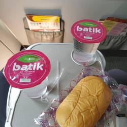 Das Essen im Flugzeug ist etwas dürftig 🥐