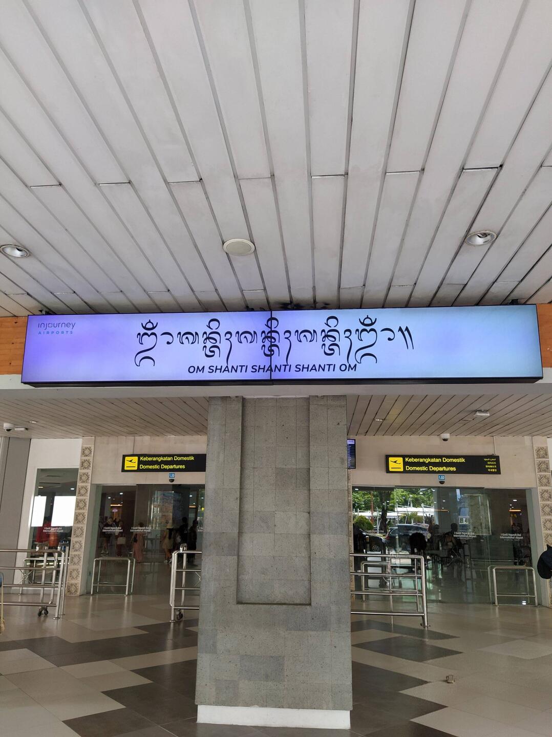 Bei soviel Beistand am Flughafen kann ja gar nichts schief gehen 🕉️