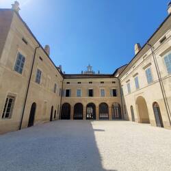 Villa Medici del Vascello, cortile