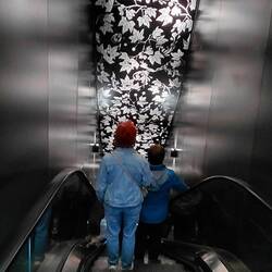 Nach unten zum Fahrstuhl