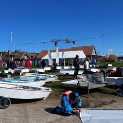 Am Wochenende findet ein Segelwettbewerb statt.