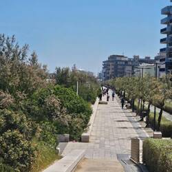 More of the very long promenade