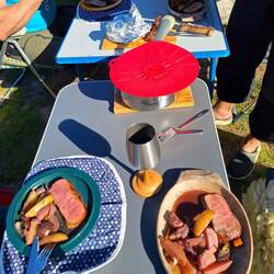 Sehr lecker, Roastbeef auf Wurzelgemüsebett in Rotweinbett