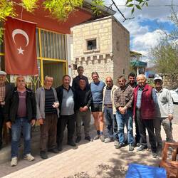 Le maire du village nous invite à la mairie où tous les hommes se regroupent pour le çay !!