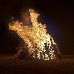 Hier ist es Tradition, am Abend vor dem 1. Mai ein Feuer zu entzünden ...