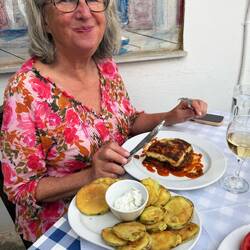 Moussaka und frittierte Zucchini