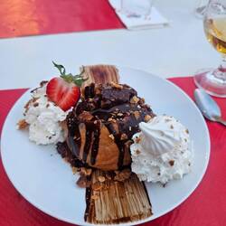 Profiterole gefüllt mit Eis