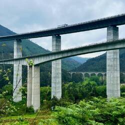 Alte und neue Autobahn und dann auch noch die Eisenbahn