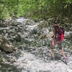 Leichte Wanderung im Flussbett