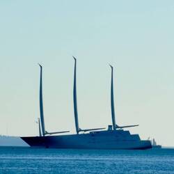 Diese Yacht ist 25 m breit und 150 m lang