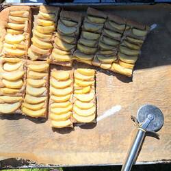 Bei unserer Rückkehr haben Birgit + Norbert in ihrem 40 jährigen Gasofen Apfelkuchen gebacken 😋