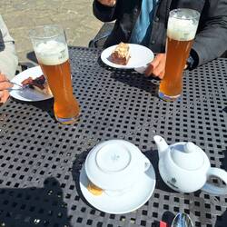 Alkoholfreies Weizen zur Torte für die Männer, Kräutertee + Kokos-Curry-Suppe (fehlt noch) für mich