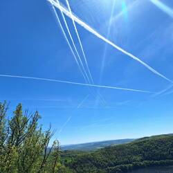 Interessante Kondensstreifen am Himmel