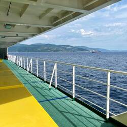 Dans le ferry comme partout ailleurs, ça ne se bouscule pas