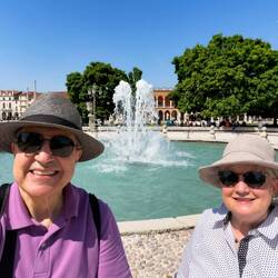 Prato della Valle ... fountain in the center of the island — Padova, Italy.