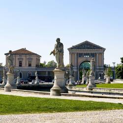 Prato della Valle ... the arched building in the distance is the former cattle market (built 1913).