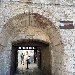 Altes Hafentor in der Stadtmauer
