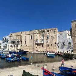 Links das Castello, dann die Gebäude am alten Hafen