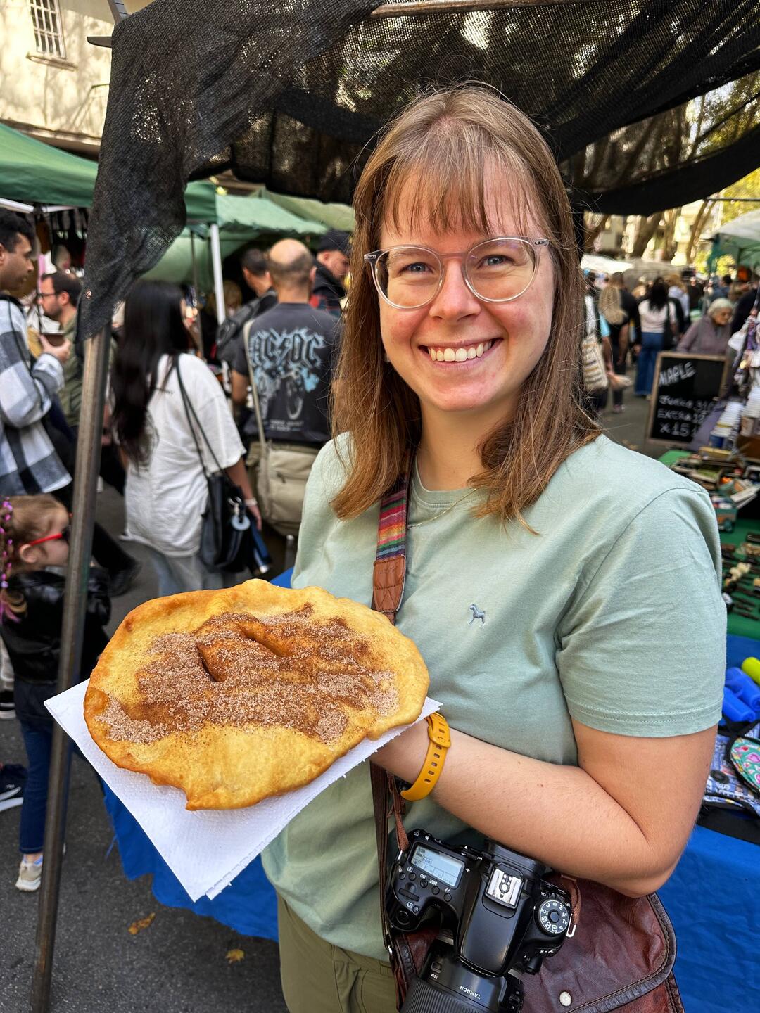 Torta Frita Artesanal con canela y azúcar.