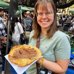 Torta Frita Artesanal con canela y azúcar.