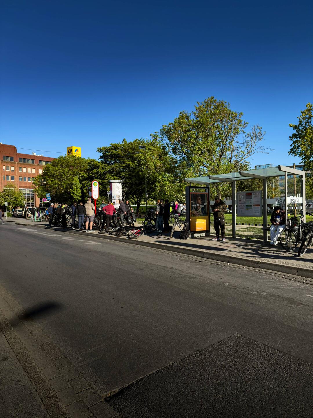 Noch warten wir entspannt auf den Bus.
