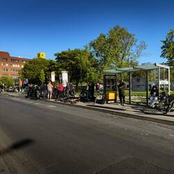 Noch warten wir entspannt auf den Bus.