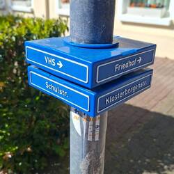 Mini-Wegweiser auf Augenhöhe👍