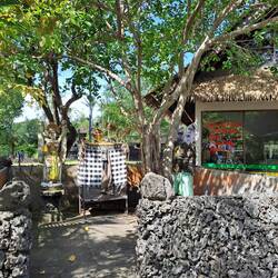 Das gefällt mir an Bali - jeder noch so kleine Kiosk hat sein eigenes Tempelchen