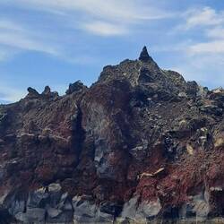Lava-Formationen vom Boot aus