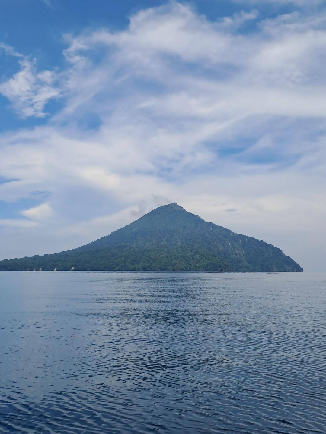 Die Überreste des Krakatau 🌋 schauen aus dem Wasser