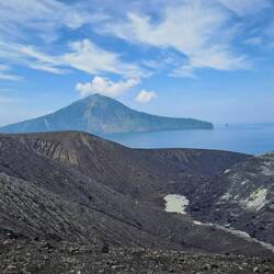 Im Hintergrund die Reste des Krakatau