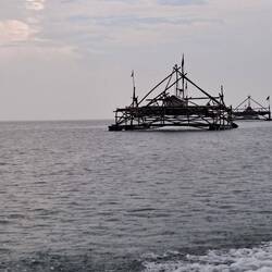 Bootshäuser: hier wird gewohnt und von den Plattformen aus gefischt 🐟