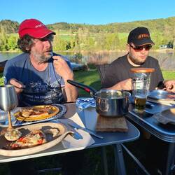 Die lange Tafel startet mit Norberts Thunfischpizza