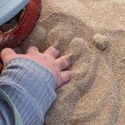 Jaros first contact with sand