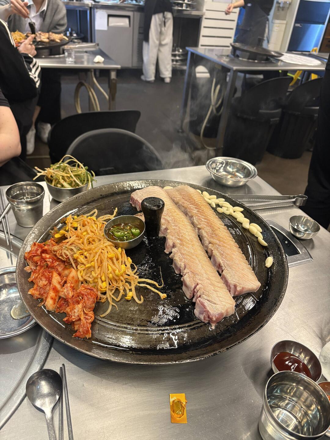 Es brutzelt und schmort auf dem Grill für das koreanische BBQ.