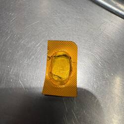 Sachen gibts: Das Restaurant reichte jedem Gast vor dem Essen eine Vitamintablette.