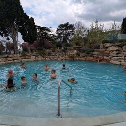 Im warmen Hotel-Pool