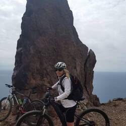 Vulkanska skala. Najbrž. Neki piše o tem na tabli zraven.