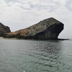 Plaža s skalo. Mogoče tudi od vulkana 😉