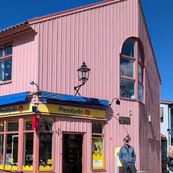 Vor dem rosa Postamt von Sigtuna