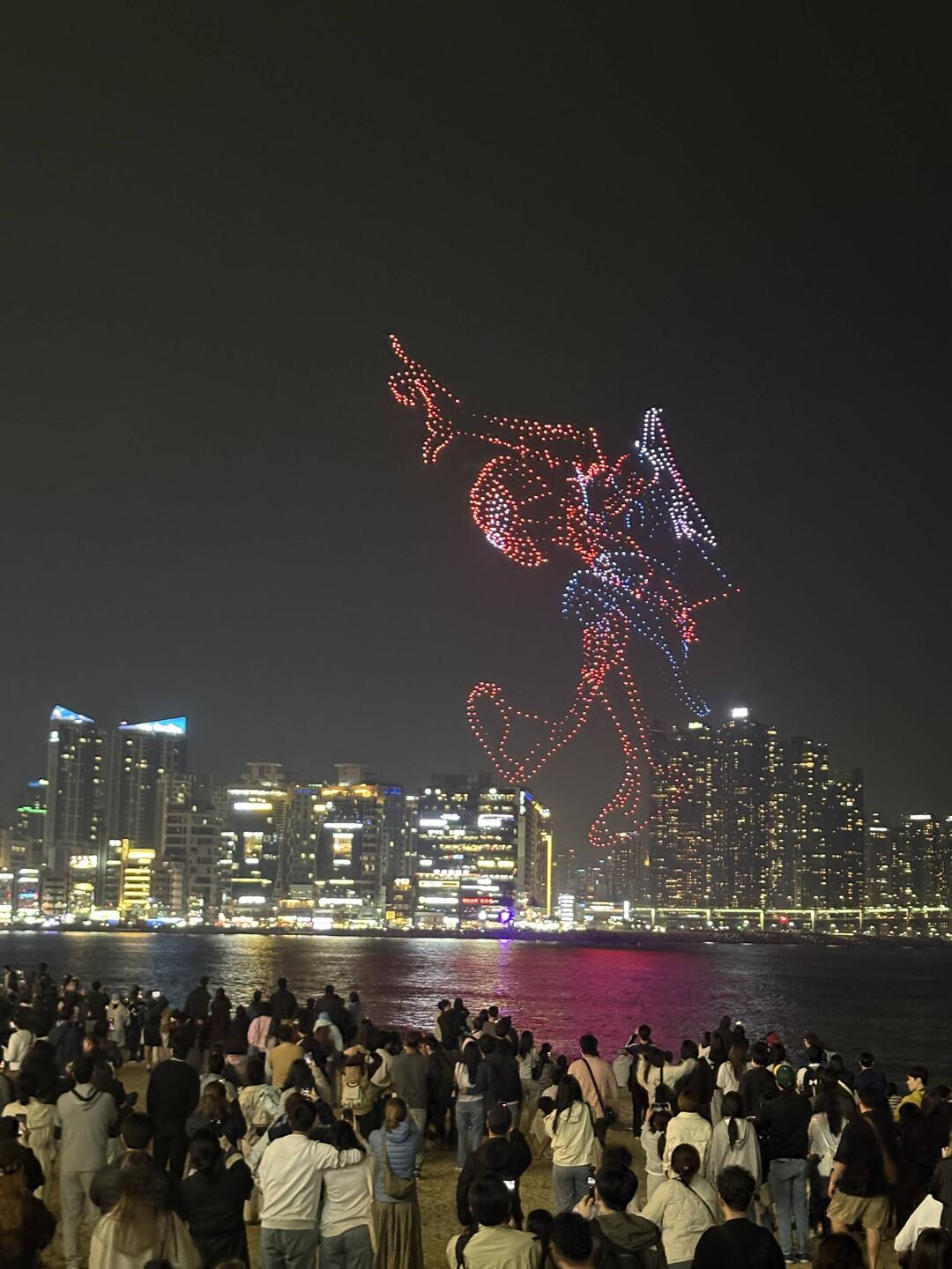 Die Drohnenshow am Gwangalli-Strand, heute mit dem Thema "Spiderman".