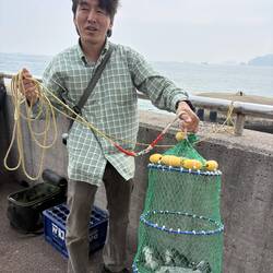 Unser Guide Joe zeigt die Fische, die der alte Meer heute, gefangen hat. Seebarsche seien das.