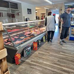 Im Onkel Hermann Laden mit Frischfleischtheke und regionalen Produkten