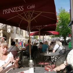 Beim ersten (Iced) Kaffee in diesem Jahr entspannen